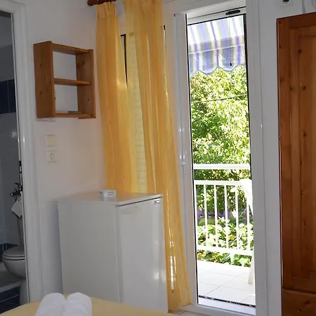 Отель Chrisi Akti *