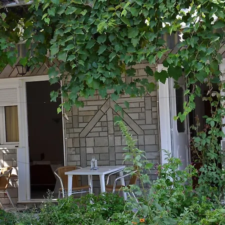 Отель Chrisi Akti