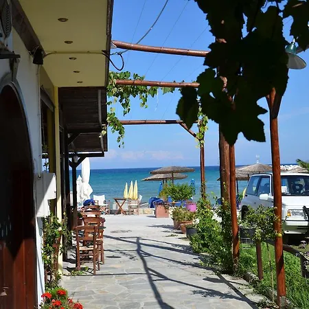 Отель Chrisi Akti *