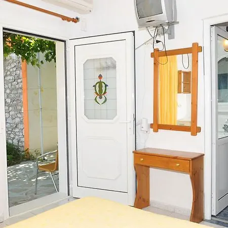 Hotel Chrisi Akti *