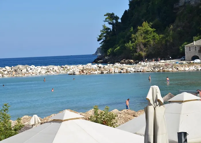 Hotel Chrisi Akti *