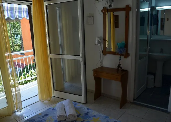 Hotel Chrisi Akti *